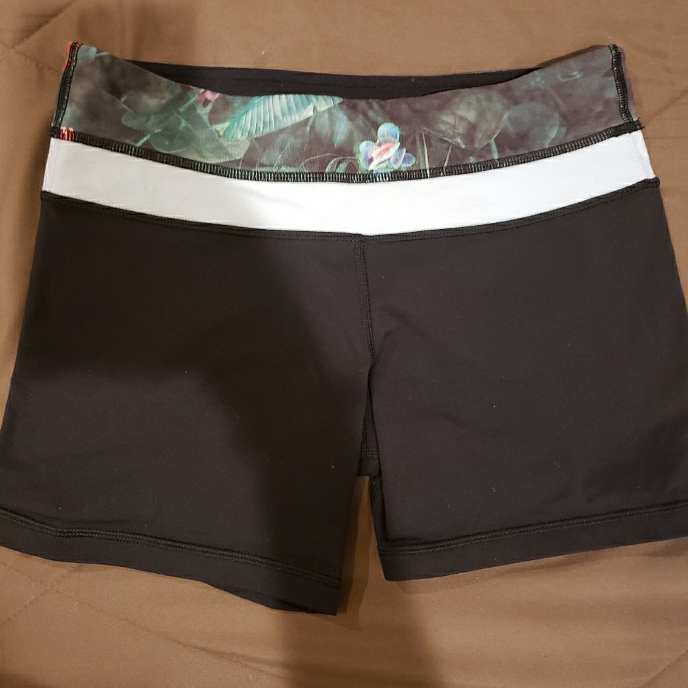 LULULEMON ATHLETICA SHORTS barely used, beautiful!